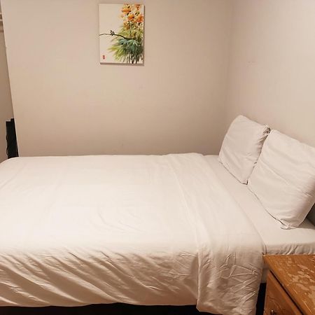 شقة Cozy Private Rm Heart Of North York Free Parking Full Kitchen Close To Downtown تورونتو المظهر الخارجي الصورة