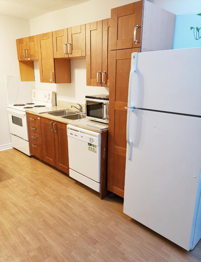شقة Cozy Private Rm Heart Of North York Free Parking Full Kitchen Close To Downtown تورونتو المظهر الخارجي الصورة
