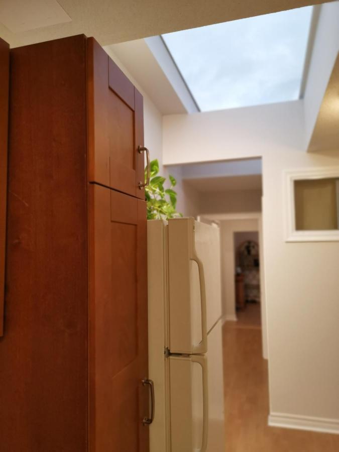شقة Cozy Private Rm Heart Of North York Free Parking Full Kitchen Close To Downtown تورونتو المظهر الخارجي الصورة